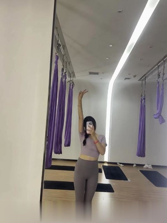 杭州美女苏瑶翘臀大奶妹子，身材不错胸挺大屁股翘